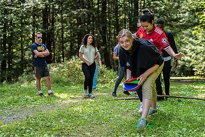 Landmark College students enjoy 夏天time engaging in a bit of frisbee tag.